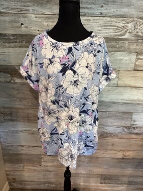NWT Women's Light Blue Floral Short Sleeve Tunic Top with Silver Accents